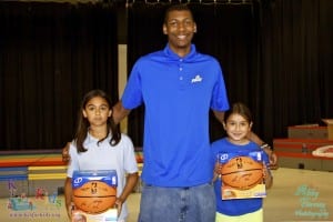 Eric_FAVE_with_Raffle_winners_basketballs_signed_rIMG_0192