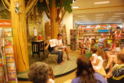 k4kids_barnesnoble08_paterinaudiencebest1storytime_noteeditcolor_websitephotos_153-copy